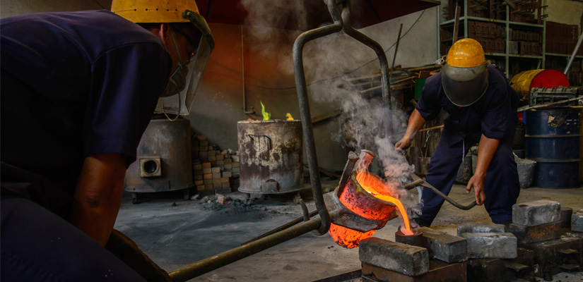 aluminum casting company pouring multen liquid into a mold